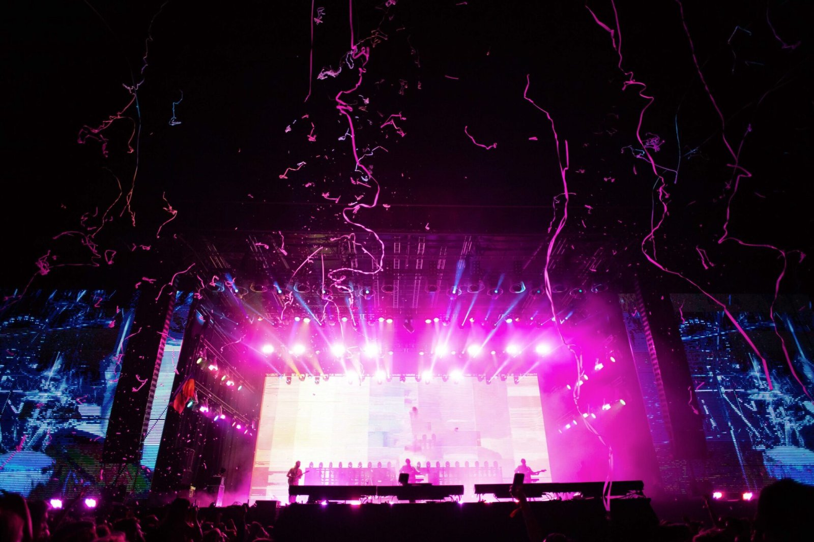 confetti cannon rental in dubai | Event Equipment Rental